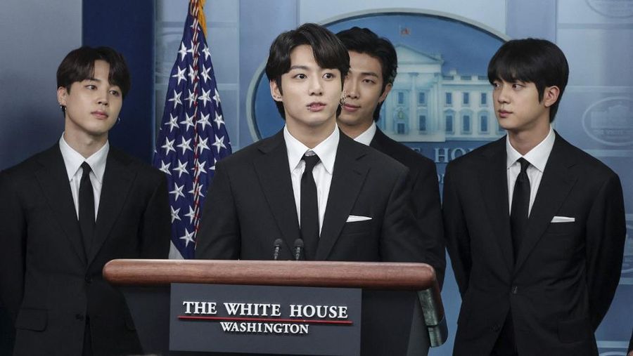 (Kiri-Kanan) Jimin, Jungkook, RM dan Jin personil pop Korea Selatan BTS berbicara pada konferensi pers seblum bertemu Presiden AS Joe Biden di Gedung Putih, Washington, DC, Selasa (31/5/2022). Anggota BTS akan bertemu dengan Presiden AS Joe Biden untuk membahas tentang inklusi dan representasi Asia, dan menangani kejahatan kebencian dan diskriminasi anti-Asia. (Photo by Kevin Dietsch / GETTY IMAGES NORTH AMERICA / Getty Images via AFP)