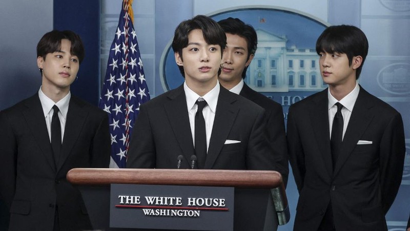 (Kiri-Kanan) Jimin, Jungkook, RM dan Jin personil pop Korea Selatan BTS berbicara pada konferensi pers seblum bertemu Presiden AS Joe Biden di Gedung Putih, Washington, DC, Selasa (31/5/2022). Anggota BTS akan bertemu dengan Presiden AS Joe Biden untuk membahas tentang inklusi dan representasi Asia, dan menangani kejahatan kebencian dan diskriminasi anti-Asia. (Photo by Kevin Dietsch / GETTY IMAGES NORTH AMERICA / Getty Images via AFP)