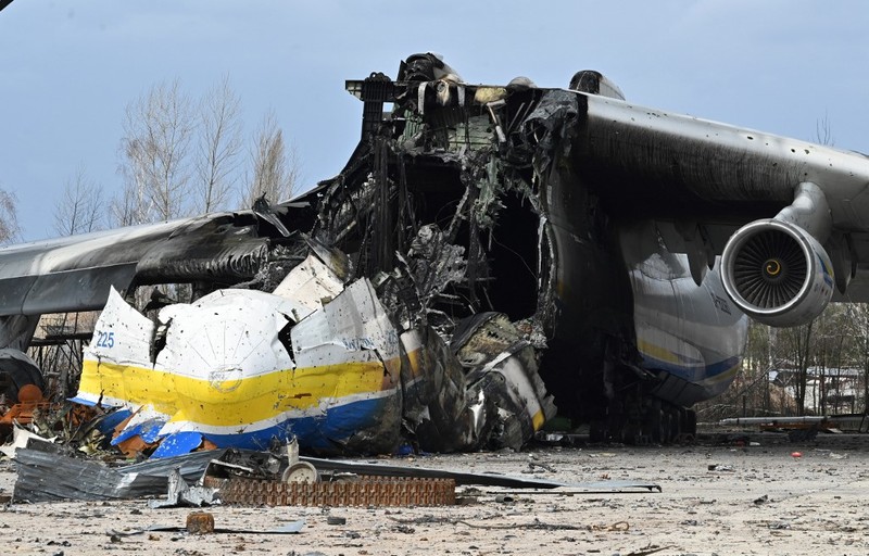 Seorang gadis berjalan di depan gedung apartemen yang rusak setelah serangan Rusia ke Ukraina di kota Slovyansk di wilayah Donbas, Ukraina timur, Selasa (31/5/2022). (Photo by ARIS MESSINIS / AFP)