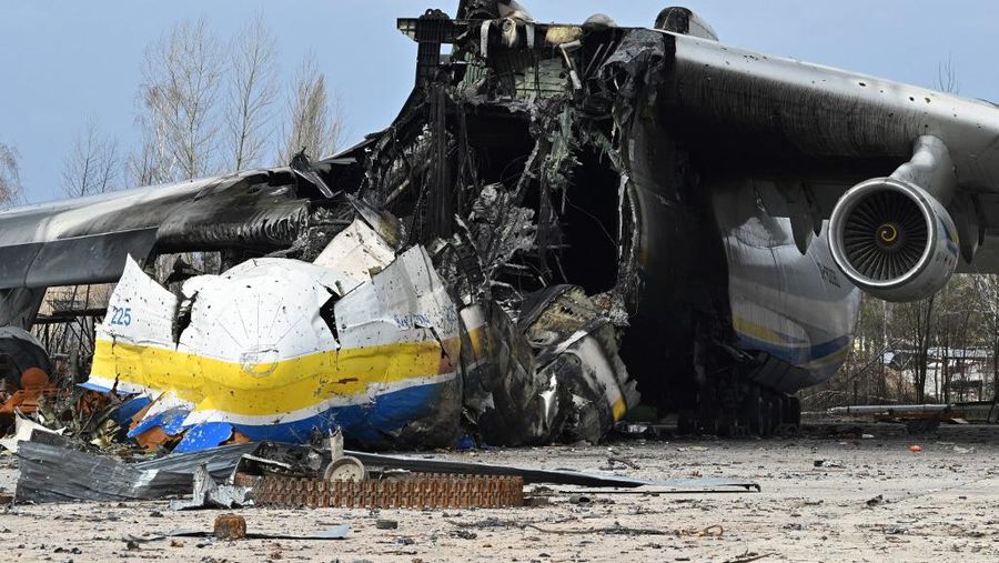 Seorang gadis berjalan di depan gedung apartemen yang rusak setelah serangan Rusia ke Ukraina di kota Slovyansk di wilayah Donbas, Ukraina timur, Selasa (31/5/2022). (Photo by ARIS MESSINIS / AFP)