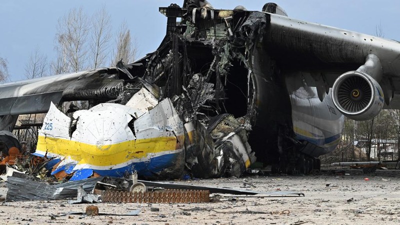 Seorang gadis berjalan di depan gedung apartemen yang rusak setelah serangan Rusia ke Ukraina di kota Slovyansk di wilayah Donbas, Ukraina timur, Selasa (31/5/2022). (Photo by ARIS MESSINIS / AFP)
