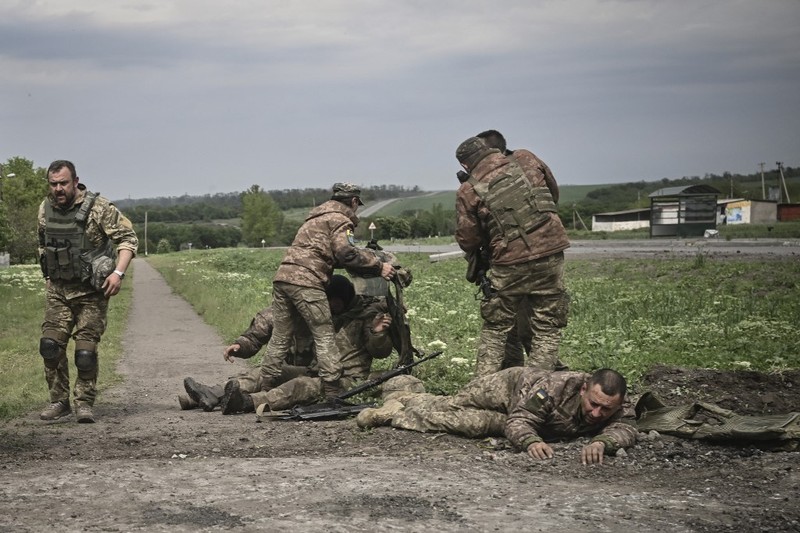 Kota Hancur Serangan rusia ke ukraina di kota Slovyansk di wilayah Donbas, Ukraina timur Seorang gadis berjalan di depan gedung apartemen yang rusak setelah serangan Rusia ke Ukraina di kota Slovyansk di wilayah Donbas, Ukraina timur, Selasa (31/5/2022). (Photo by ARIS MESSINIS / AFP)