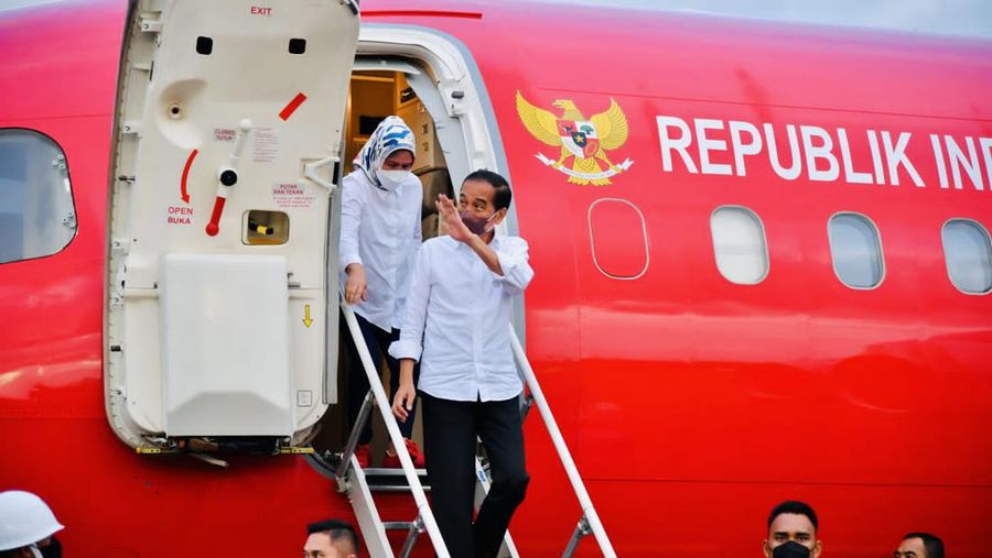 Presiden Joko Widodo dan Iriana Joko Widodo tiba di Bandar Udara Haji Hasan Aroeboesman, Kabupaten Ende, Provinsi Nusa Tenggara Timur (NTT), Selasa (31/5/2022). (Foto: Laily Rachev - Biro Pers Sekretariat Presiden)