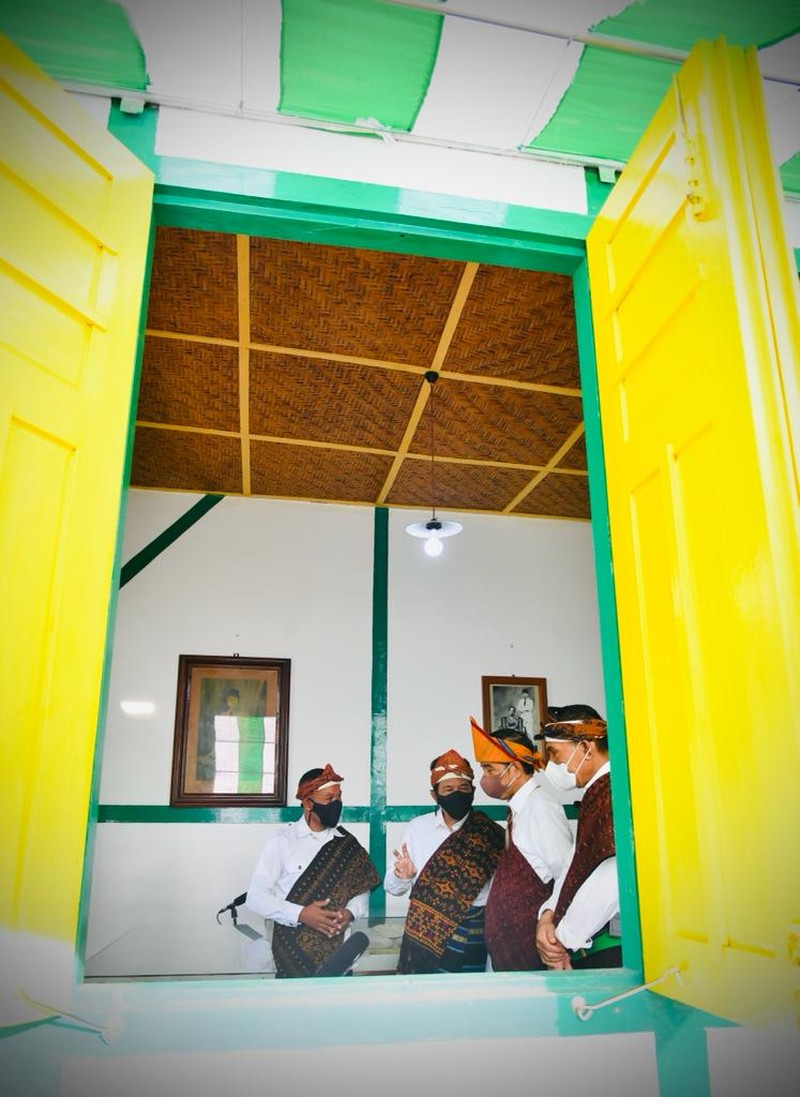 Presiden Joko Widodo beserta Iriana Joko Widodo berkunjung ke Rumah Pengasingan Bung Karno di Kabupaten Ende, Provinsi Nusa Tenggara Timur (NTT), Rabu (1/6/2021). Dalam kunjungannya Presiden dan Iriana melihat berbagai macam barang-barang peninggalan Bung Karno bersama keluarga selama diasingkan, seperti lukisan tangan Bung Karno dan naskah drama sandiwara yang terukir kesan mendalam akan nilai persahabatan, kerakyatan, dan cintanya terhadap alam. (Foto: Laily Rachev - Biro Pers Sekretariat Presiden)