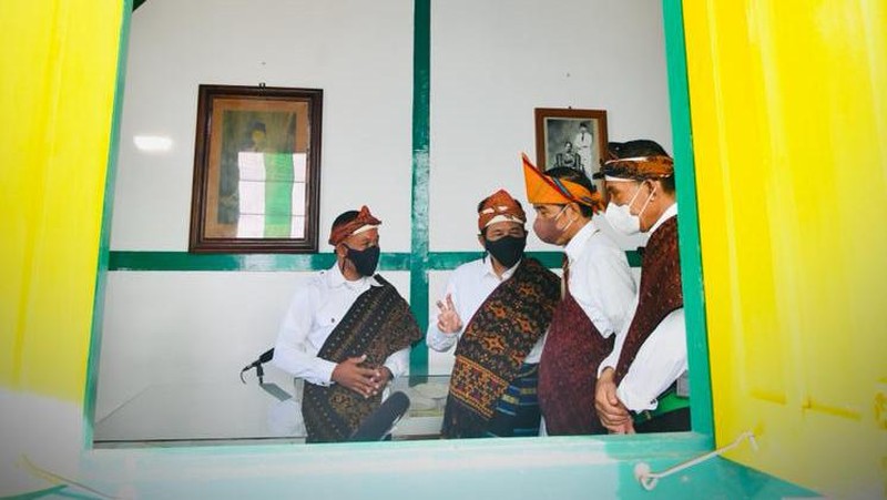 Presiden Joko Widodo beserta Iriana Joko Widodo berkunjung ke Rumah Pengasingan Bung Karno di Kabupaten Ende, Provinsi Nusa Tenggara Timur (NTT), Rabu (1/6/2021). Dalam kunjungannya Presiden dan Iriana melihat berbagai macam barang-barang peninggalan Bung Karno bersama keluarga selama diasingkan, seperti lukisan tangan Bung Karno dan naskah drama sandiwara yang terukir kesan mendalam akan nilai persahabatan, kerakyatan, dan cintanya terhadap alam. (Foto: Laily Rachev - Biro Pers Sekretariat Presiden)
