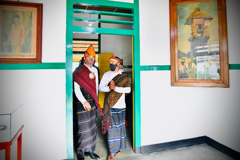 Presiden Joko Widodo beserta Iriana Joko Widodo berkunjung ke Rumah Pengasingan Bung Karno di Kabupaten Ende, Provinsi Nusa Tenggara Timur (NTT), Rabu (1/6/2021). Dalam kunjungannya Presiden dan Iriana melihat berbagai macam barang-barang peninggalan Bung Karno bersama keluarga selama diasingkan, seperti lukisan tangan Bung Karno dan naskah drama sandiwara yang terukir kesan mendalam akan nilai persahabatan, kerakyatan, dan cintanya terhadap alam. (Foto: Laily Rachev - Biro Pers Sekretariat Presiden)