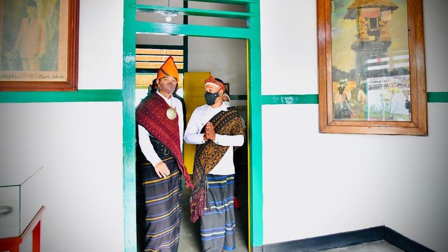 Presiden Joko Widodo beserta Iriana Joko Widodo berkunjung ke Rumah Pengasingan Bung Karno di Kabupaten Ende, Provinsi Nusa Tenggara Timur (NTT), Rabu (1/6/2021). Dalam kunjungannya Presiden dan Iriana melihat berbagai macam barang-barang peninggalan Bung Karno bersama keluarga selama diasingkan, seperti lukisan tangan Bung Karno dan naskah drama sandiwara yang terukir kesan mendalam akan nilai persahabatan, kerakyatan, dan cintanya terhadap alam. (Foto: Laily Rachev - Biro Pers Sekretariat Presiden)