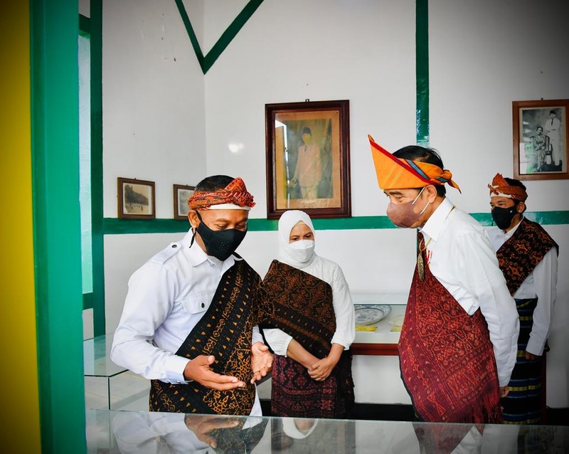 Presiden Joko Widodo beserta Iriana Joko Widodo berkunjung ke Rumah Pengasingan Bung Karno di Kabupaten Ende, Provinsi Nusa Tenggara Timur (NTT), Rabu (1/6/2021). Dalam kunjungannya Presiden dan Iriana melihat berbagai macam barang-barang peninggalan Bung Karno bersama keluarga selama diasingkan, seperti lukisan tangan Bung Karno dan naskah drama sandiwara yang terukir kesan mendalam akan nilai persahabatan, kerakyatan, dan cintanya terhadap alam. (Foto: Laily Rachev - Biro Pers Sekretariat Presiden)
