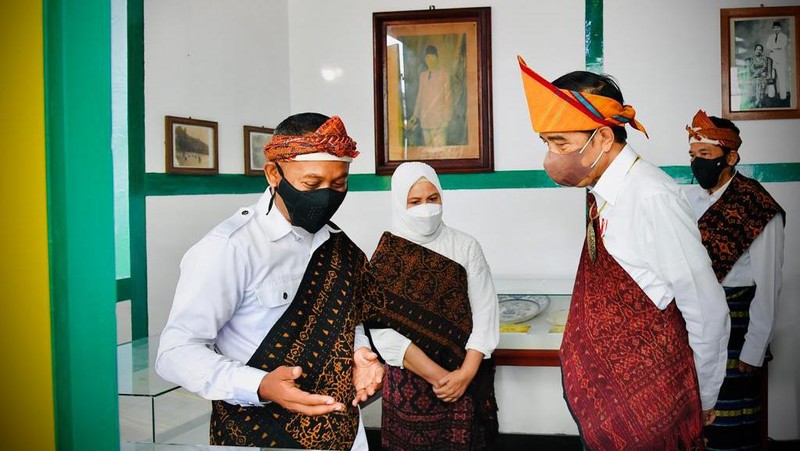 Presiden Joko Widodo beserta Iriana Joko Widodo berkunjung ke Rumah Pengasingan Bung Karno di Kabupaten Ende, Provinsi Nusa Tenggara Timur (NTT), Rabu (1/6/2021). Dalam kunjungannya Presiden dan Iriana melihat berbagai macam barang-barang peninggalan Bung Karno bersama keluarga selama diasingkan, seperti lukisan tangan Bung Karno dan naskah drama sandiwara yang terukir kesan mendalam akan nilai persahabatan, kerakyatan, dan cintanya terhadap alam. (Foto: Laily Rachev - Biro Pers Sekretariat Presiden)