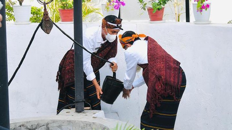 Presiden Joko Widodo beserta Iriana Joko Widodo berkunjung ke Rumah Pengasingan Bung Karno di Kabupaten Ende, Provinsi Nusa Tenggara Timur (NTT), Rabu (1/6/2021). Dalam kunjungannya Presiden dan Iriana melihat berbagai macam barang-barang peninggalan Bung Karno bersama keluarga selama diasingkan, seperti lukisan tangan Bung Karno dan naskah drama sandiwara yang terukir kesan mendalam akan nilai persahabatan, kerakyatan, dan cintanya terhadap alam. (Foto: Laily Rachev - Biro Pers Sekretariat Presiden)