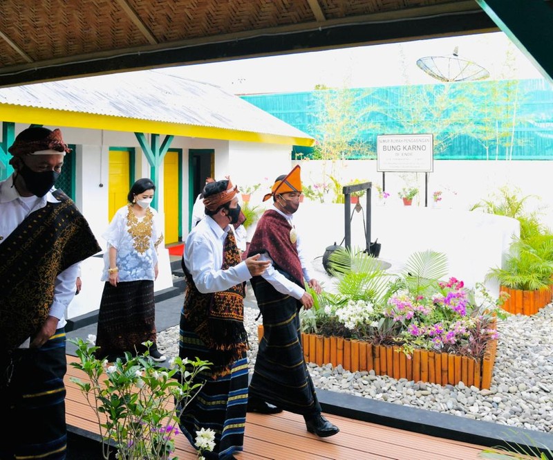 Presiden Joko Widodo (Jokowi) berkunjung ke Rumah Pengasingan Bung Karno di hari lahir pancasila Presiden Joko Widodo beserta Iriana Joko Widodo berkunjung ke Rumah Pengasingan Bung Karno di Kabupaten Ende, Provinsi Nusa Tenggara Timur (NTT), Rabu (1/6/2021). Dalam kunjungannya Presiden dan Iriana melihat berbagai macam barang-barang peninggalan Bung Karno bersama keluarga selama diasingkan, seperti lukisan tangan Bung Karno dan naskah drama sandiwara yang terukir kesan mendalam akan nilai persahabatan, kerakyatan, dan cintanya terhadap alam. (Foto: Laily Rachev - Biro Pers Sekretariat Presiden)