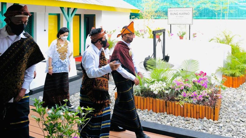 Presiden Joko Widodo beserta Iriana Joko Widodo berkunjung ke Rumah Pengasingan Bung Karno di Kabupaten Ende, Provinsi Nusa Tenggara Timur (NTT), Rabu (1/6/2021). Dalam kunjungannya Presiden dan Iriana melihat berbagai macam barang-barang peninggalan Bung Karno bersama keluarga selama diasingkan, seperti lukisan tangan Bung Karno dan naskah drama sandiwara yang terukir kesan mendalam akan nilai persahabatan, kerakyatan, dan cintanya terhadap alam. (Foto: Laily Rachev - Biro Pers Sekretariat Presiden)