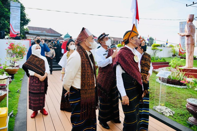 Presiden Joko Widodo beserta Iriana Joko Widodo berkunjung ke Rumah Pengasingan Bung Karno di Kabupaten Ende, Provinsi Nusa Tenggara Timur (NTT), Rabu (1/6/2021). Dalam kunjungannya Presiden dan Iriana melihat berbagai macam barang-barang peninggalan Bung Karno bersama keluarga selama diasingkan, seperti lukisan tangan Bung Karno dan naskah drama sandiwara yang terukir kesan mendalam akan nilai persahabatan, kerakyatan, dan cintanya terhadap alam. (Foto: Laily Rachev - Biro Pers Sekretariat Presiden)