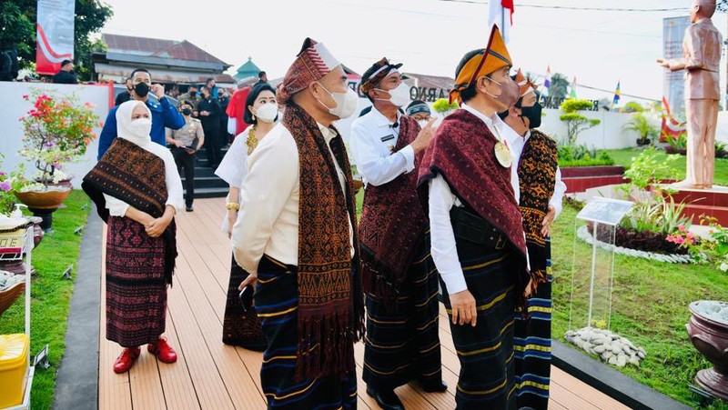 Presiden Joko Widodo beserta Iriana Joko Widodo berkunjung ke Rumah Pengasingan Bung Karno di Kabupaten Ende, Provinsi Nusa Tenggara Timur (NTT), Rabu (1/6/2021). Dalam kunjungannya Presiden dan Iriana melihat berbagai macam barang-barang peninggalan Bung Karno bersama keluarga selama diasingkan, seperti lukisan tangan Bung Karno dan naskah drama sandiwara yang terukir kesan mendalam akan nilai persahabatan, kerakyatan, dan cintanya terhadap alam. (Foto: Laily Rachev - Biro Pers Sekretariat Presiden)