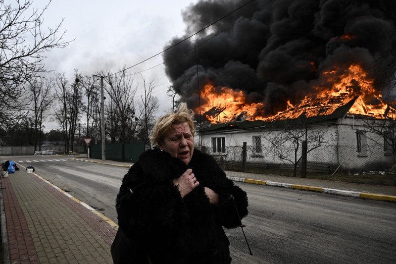 Kota Hancur Serangan rusia ke ukraina di kota Slovyansk di wilayah Donbas, Ukraina timur Seorang gadis berjalan di depan gedung apartemen yang rusak setelah serangan Rusia ke Ukraina di kota Slovyansk di wilayah Donbas, Ukraina timur, Selasa (31/5/2022). (Photo by ARIS MESSINIS / AFP)