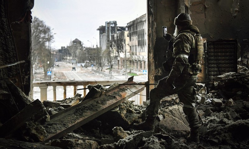 Kota Hancur Serangan rusia ke ukraina di kota Slovyansk di wilayah Donbas, Ukraina timur Seorang gadis berjalan di depan gedung apartemen yang rusak setelah serangan Rusia ke Ukraina di kota Slovyansk di wilayah Donbas, Ukraina timur, Selasa (31/5/2022). (Photo by ARIS MESSINIS / AFP)