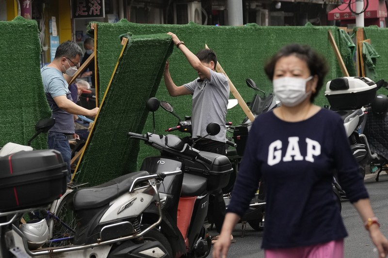 Virus Outbreak China Residents wearing masks visit Yu Garden Mall, Thursday, June 2, 2022, in Shanghai. Traffic, pedestrians and joggers reappeared on the streets of Shanghai on Wednesday as China's largest city began returning to normalcy amid the easing of a strict two-month COVID-19 lockdown that has drawn unusual protests over its heavy-handed implementation. (AP Photo/Ng Han Guan)