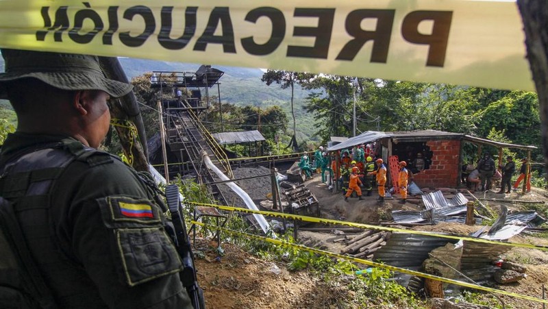 Aerial view showing the entrance to the coal mine in the Colombian municipality of Zulia, Norte de Santander Department, on the border with Venezuela, in which 14 miners are still trapped on June 1, 2022. - Rescuers were continuing on Wednesday to try to free 14 miners trapped for two days in a coal mine in Colombia following an explosion that killed one worker, official sources said. The miners are believed to be 200 meters underground with rescuers attempting to dig down 55 meters to access a ventilation circuit 