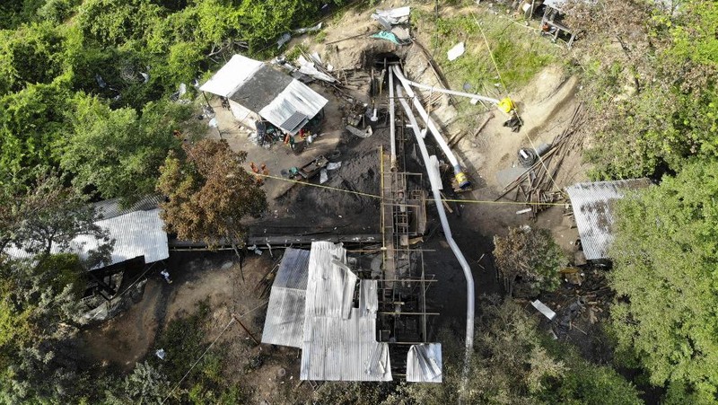 Aerial view showing the entrance to the coal mine in the Colombian municipality of Zulia, Norte de Santander Department, on the border with Venezuela, in which 14 miners are still trapped on June 1, 2022. - Rescuers were continuing on Wednesday to try to free 14 miners trapped for two days in a coal mine in Colombia following an explosion that killed one worker, official sources said. The miners are believed to be 200 meters underground with rescuers attempting to dig down 55 meters to access a ventilation circuit 