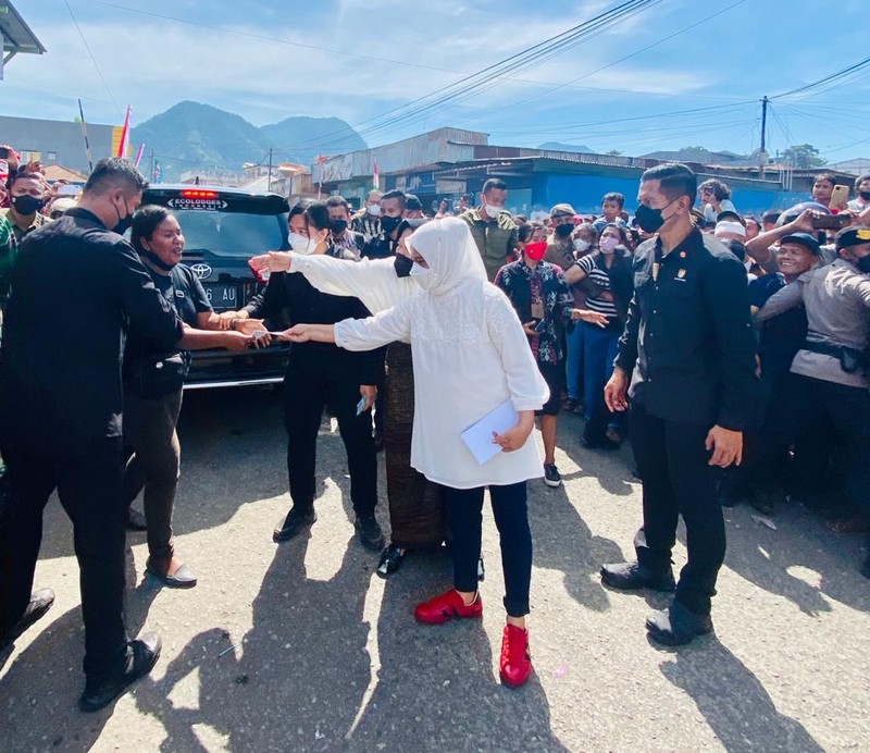 Presiden Joko Widodo dan Ibu Iriana Joko Widodo tiba di Bandar Udara Haji Hasan Aroeboesman, Kabupaten Ende, Provinsi Nusa Tenggara Timur (NTT), pada Selasa, 31 Mei 2022, sekitar pukul 17.25 WITA. (Laily Rachev - Biro Pers Sekretariat Presiden)