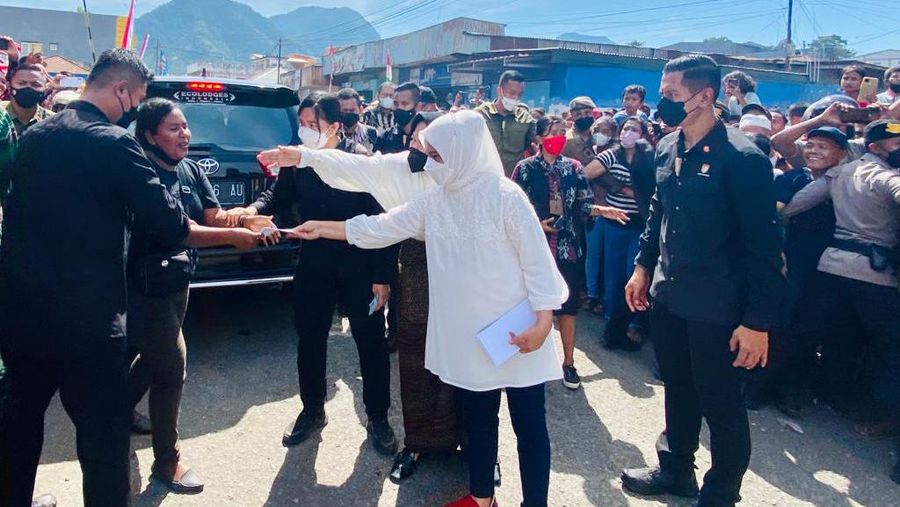 Ibu Iriana Joko Widodo berinteraksi dengan pedagang dan masyarakat umum di Pasar Mbongawani, Kabupaten Ende pada Rabu, 1 Juni 2022. (Foto: Laily Rachev - Biro Pers Sekretariat Presiden)