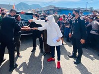 Warganet 'Salfok' Sama Sneaker Gucci Iriana, Ini Harganya