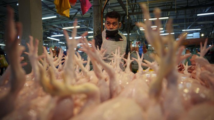 A seller prepares freshly butchered chickens at the Kampung Baru wet market in Kuala Lumpur, Malaysia, Tuesday, May 31, 2022. Malaysia will stop exporting chicken from Wednesday, June 1, in a protectionist move to bolster domestic food supply, sparking distress in neighboring Singapore where chicken rice is a national dish. (AP Photo/Vincent Thian)