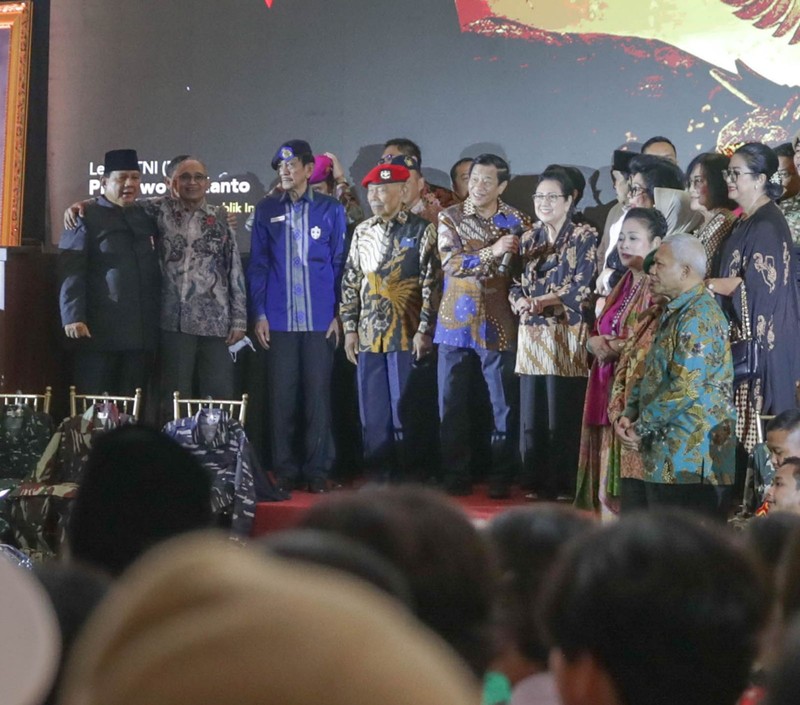 Momen Kebersamaan Prabowo dengan Purnawirawan TNI Agum Gumelar Cs dan Ibu Wismoyo Arismunandar. (Dok. Pribadi Prabowo Subianto) Momen Kebersamaan Prabowo dengan Purnawirawan TNI Agum Gumelar Cs dan Ibu Wismoyo Arismunandar. (Dok. Pribadi Prabowo Subianto)