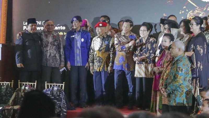 Momen Kebersamaan Prabowo dengan Purnawirawan TNI Agum Gumelar Cs dan Ibu Wismoyo Arismunandar. (Dok. Pribadi Prabowo Subianto)