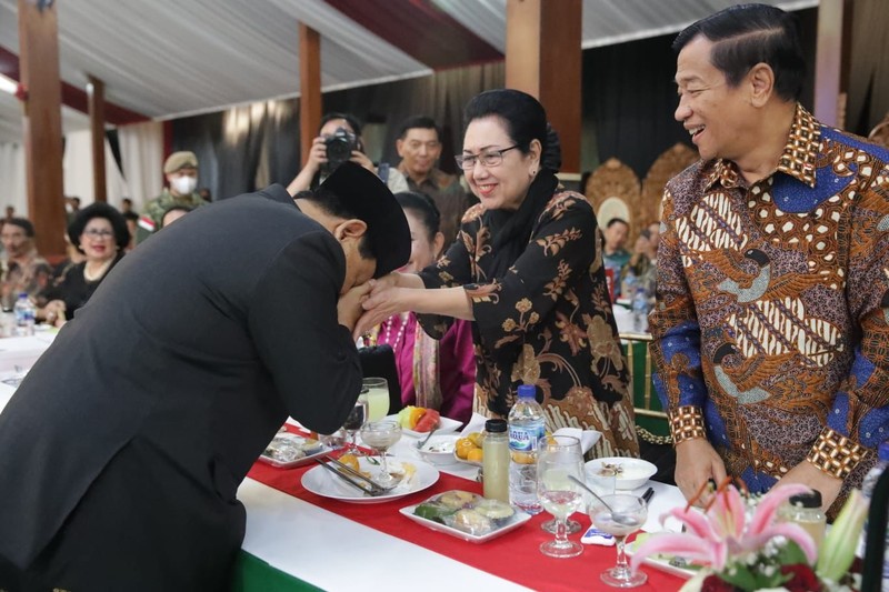 Momen Kebersamaan Prabowo dengan Purnawirawan TNI Agum Gumelar Cs dan Ibu Wismoyo Arismunandar. (Dok. Pribadi Prabowo Subianto) Momen Kebersamaan Prabowo dengan Purnawirawan TNI Agum Gumelar Cs dan Ibu Wismoyo Arismunandar. (Dok. Pribadi Prabowo Subianto)