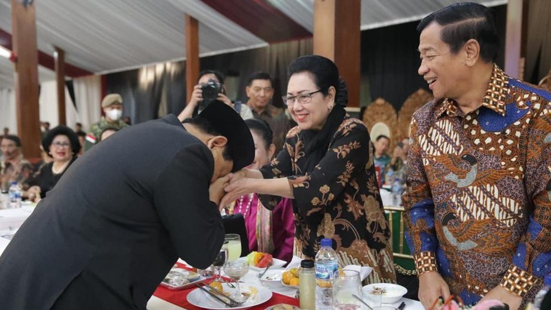 Momen Kebersamaan Prabowo dengan Purnawirawan TNI Agum Gumelar Cs dan Ibu Wismoyo Arismunandar. (Dok. Pribadi Prabowo Subianto)
