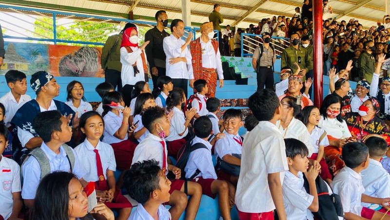 Presiden Joko Widodo dan Ibu Iriana Joko Widodo menyaksikan ekshibisi balap pacuan kuda. (Laily Rachev - Biro Pers Setpres)