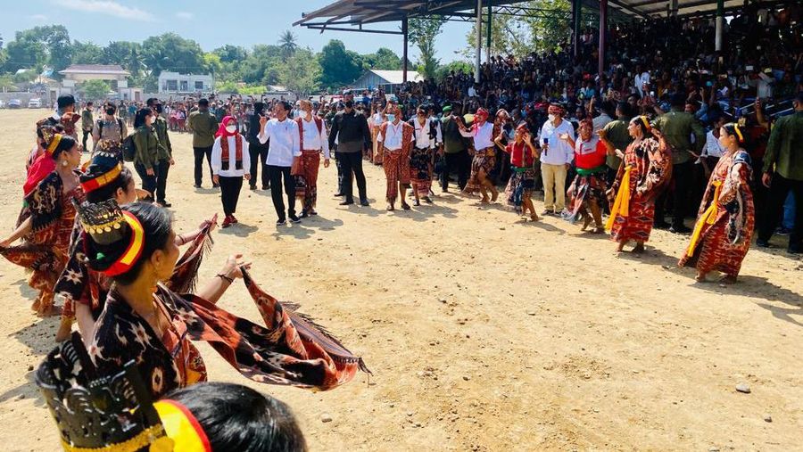 Presiden Joko Widodo dan Ibu Iriana Joko Widodo menyaksikan ekshibisi balap pacuan kuda. (Laily Rachev - Biro Pers Setpres)
