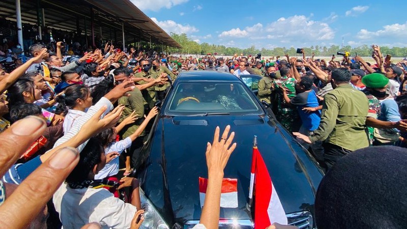 Presiden Joko Widodo dan Ibu Iriana Joko Widodo menyaksikan ekshibisi balap pacuan kuda. (Laily Rachev - Biro Pers Setpres)