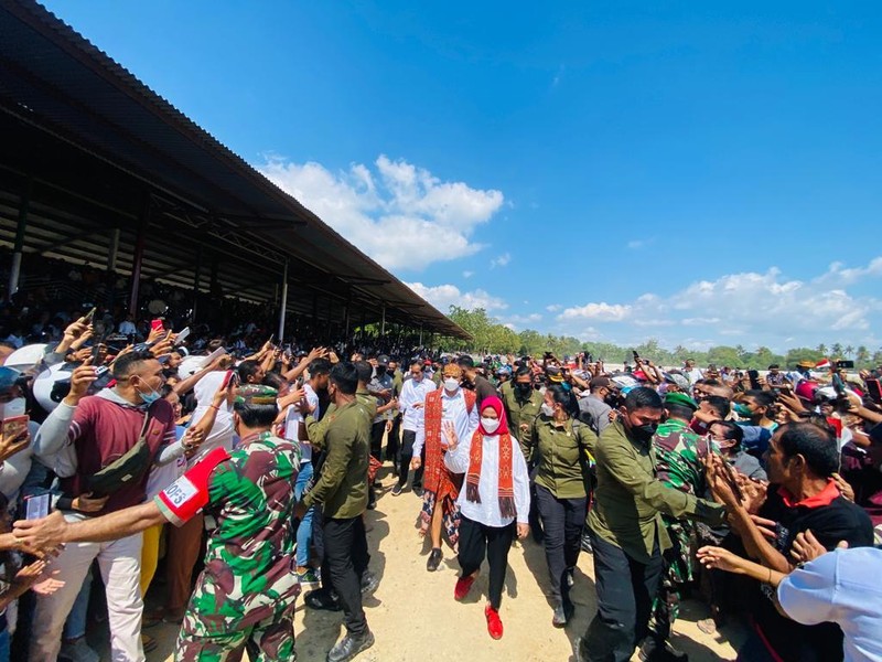 Presiden Joko Widodo dan Ibu Iriana Joko Widodo menyaksikan ekshibisi balap pacuan kuda. (Laily Rachev - Biro Pers Setpres) Presiden Joko Widodo dan Ibu Iriana Joko Widodo menyaksikan ekshibisi balap pacuan kuda. (Laily Rachev - Biro Pers Setpres)
