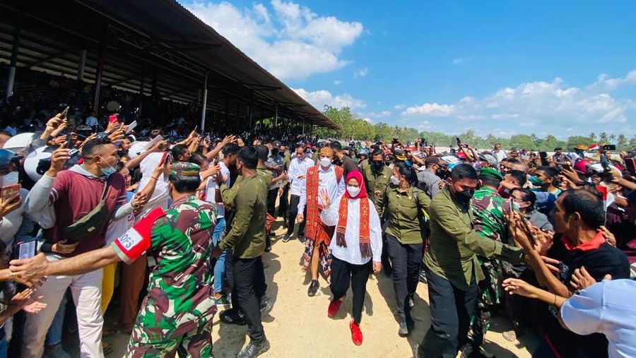 Presiden Joko Widodo dan Ibu Iriana Joko Widodo menyaksikan ekshibisi balap pacuan kuda. (Laily Rachev - Biro Pers Setpres)