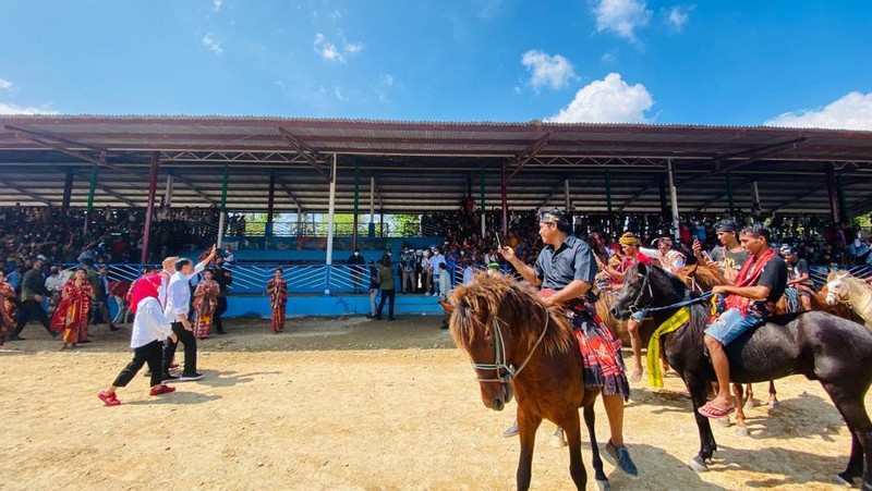 Presiden Joko Widodo dan Ibu Iriana Joko Widodo menyaksikan ekshibisi balap pacuan kuda. (Laily Rachev - Biro Pers Setpres)