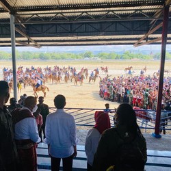 Potret Jokowi & Iriana Nonton Ekshibisi Pacuan Kuda di NTT