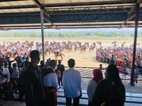 Potret Jokowi & Iriana Nonton Ekshibisi Pacuan Kuda di NTT