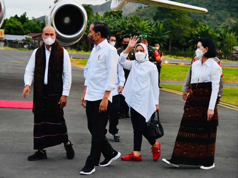 Presiden Joko Widodo dan Ibu Iriana Joko Widodo tiba di Bandar Udara Haji Hasan Aroeboesman, Kabupaten Ende, Provinsi Nusa Tenggara Timur (NTT), pada Selasa, 31 Mei 2022, sekitar pukul 17.25 WITA. (Laily Rachev - Biro Pers Sekretariat Presiden)