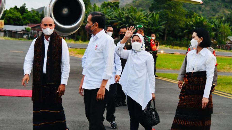 Presiden Joko Widodo dan Ibu Iriana Joko Widodo tiba di Bandar Udara Haji Hasan Aroeboesman, Kabupaten Ende, Provinsi Nusa Tenggara Timur (NTT), pada Selasa, 31 Mei 2022, sekitar pukul 17.25 WITA. (Laily Rachev - Biro Pers Sekretariat Presiden)