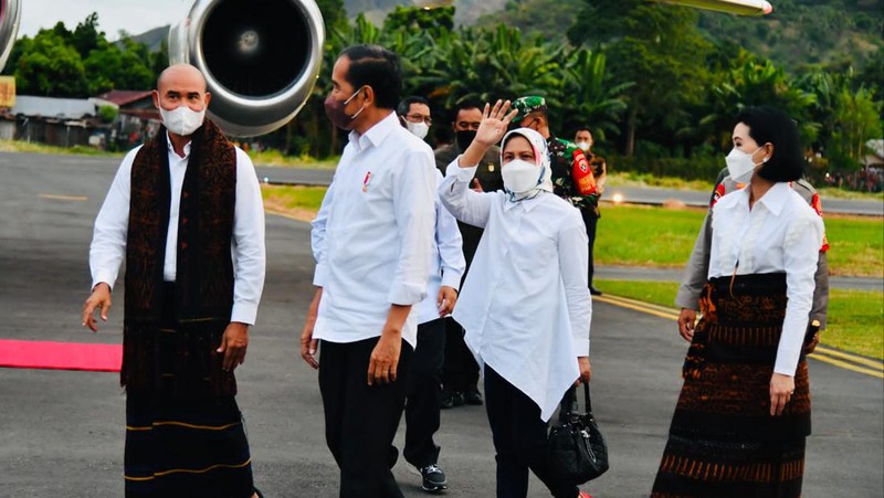 Presiden Joko Widodo dan Ibu Iriana Joko Widodo tiba di Bandar Udara Haji Hasan Aroeboesman, Kabupaten Ende, Provinsi Nusa Tenggara Timur (NTT), pada Selasa, 31 Mei 2022, sekitar pukul 17.25 WITA. (Laily Rachev - Biro Pers Sekretariat Presiden)