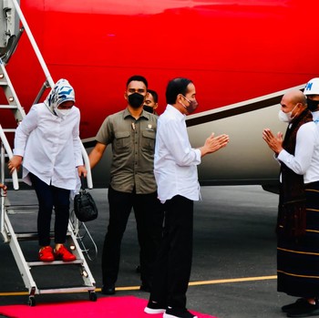 Gaya Iriana dengan Sepatu Gucci Merah yang Bikin Salfok
