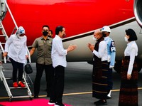 Gaya Iriana dengan Sepatu Gucci Merah yang Bikin Salfok