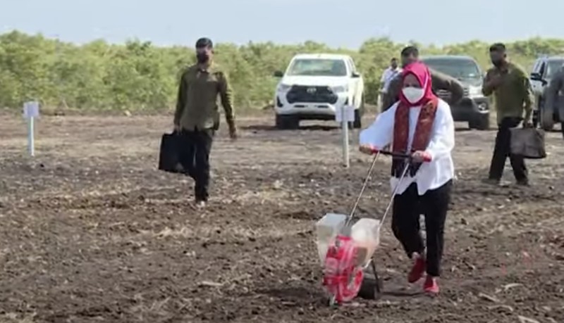 Presiden Joko Widodo dan Ibu Iriana Joko Widodo tiba di Bandar Udara Haji Hasan Aroeboesman, Kabupaten Ende, Provinsi Nusa Tenggara Timur (NTT), pada Selasa, 31 Mei 2022, sekitar pukul 17.25 WITA. (Laily Rachev - Biro Pers Sekretariat Presiden) Presiden Joko Widodo dan Ibu Iriana Joko Widodo tiba di Bandar Udara Haji Hasan Aroeboesman, Kabupaten Ende, Provinsi Nusa Tenggara Timur (NTT), pada Selasa, 31 Mei 2022, sekitar pukul 17.25 WITA. (Laily Rachev - Biro Pers Sekretariat Presiden)