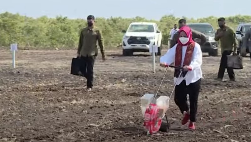 Presiden Joko Widodo dan Ibu Iriana Joko Widodo tiba di Bandar Udara Haji Hasan Aroeboesman, Kabupaten Ende, Provinsi Nusa Tenggara Timur (NTT), pada Selasa, 31 Mei 2022, sekitar pukul 17.25 WITA. (Laily Rachev - Biro Pers Sekretariat Presiden)