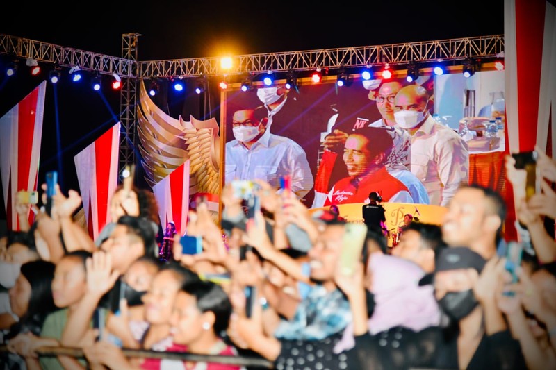 Suasana saat Presiden Joko Widodo dan Ibu Iriana menyaksikan konser kebangsaan, membumikan Pancasila dari NTT untuk Nusantara pada Rabu, 1 Juni 2022 di Kabupaten Ende, Provinsi NTT. Foto: Rusman - Biro Pers Sekretariat Presiden Suasana saat Presiden Joko Widodo dan Ibu Iriana menyaksikan konser kebangsaan, membumikan Pancasila dari NTT untuk Nusantara pada Rabu, 1 Juni 2022 di Kabupaten Ende, Provinsi NTT. Foto: Rusman - Biro Pers Sekretariat Presiden
