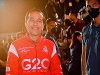 Melihat Rencana Jokowi Wajibkan Booster Untuk Acara Konser