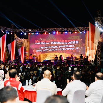 Gaya Jokowi Nonton Konser Musik di Stadion Marilonga Ende NTT