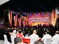 Gaya Jokowi Nonton Konser Musik di Stadion Marilonga Ende NTT